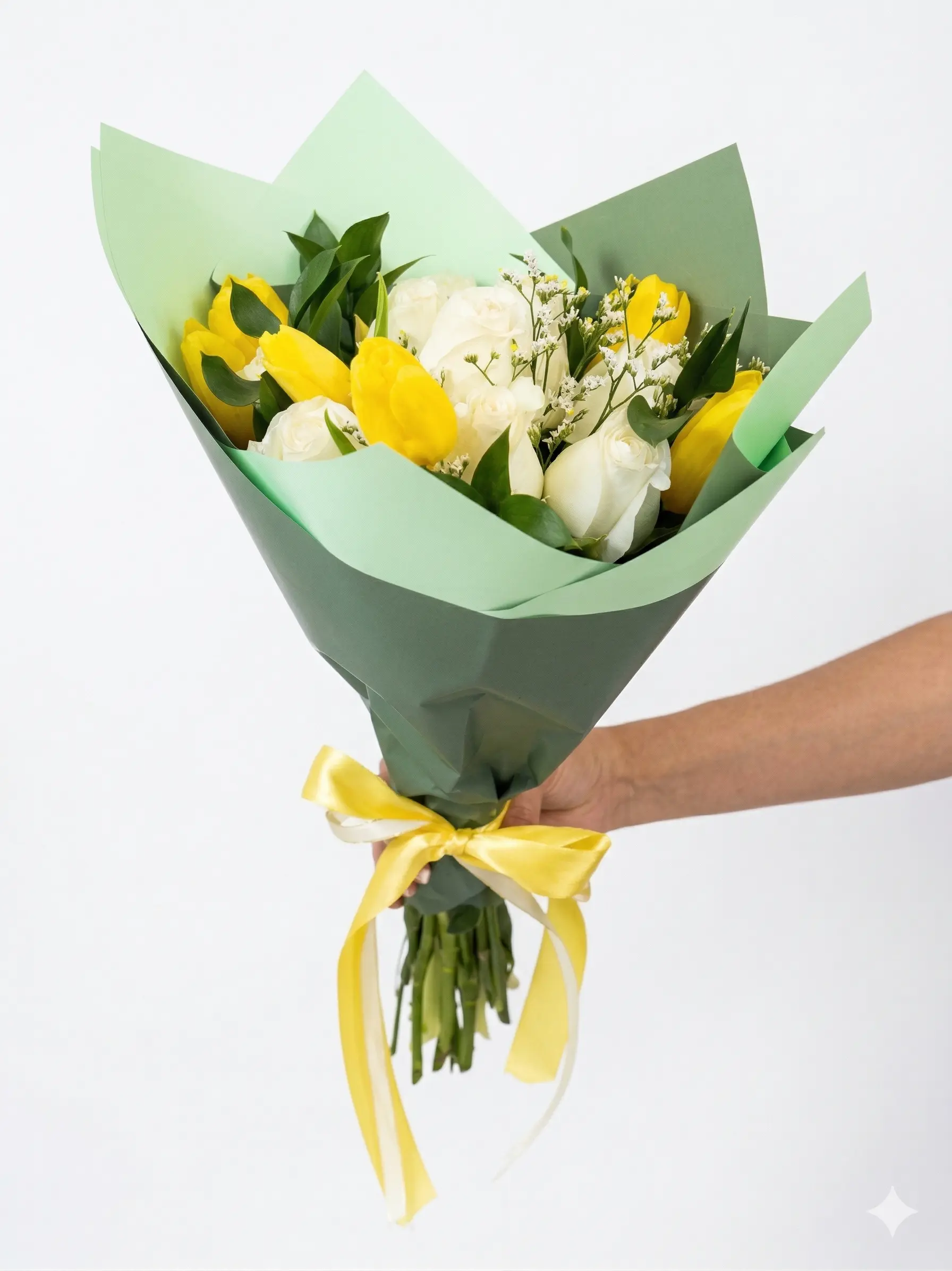 Ramo de tulipanes con rosas blancas - arreglo floral de Velvet Flowers